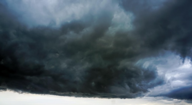 검은 비구름이 형성되고 있다폭풍이 일어나려 한다