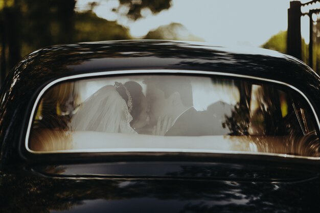 結婚式に乗る準備ができている黒のレトロな車