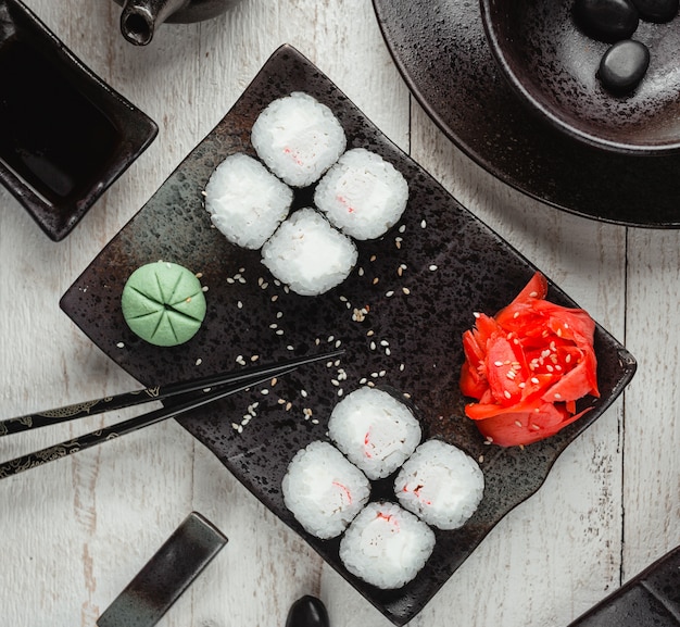 Бесплатное фото Черный рис суши с имбирем и васаби вид сверху