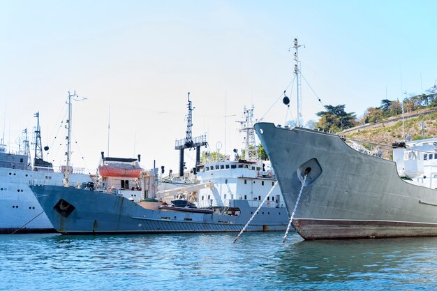 ロシア クリミア半島の黒海艦隊 暑い夏の波と青い空 水平方向 プレミアム写真
