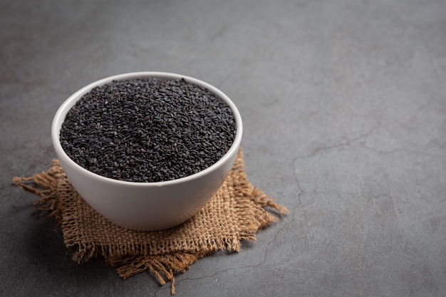 Free photo black sesame on dark background