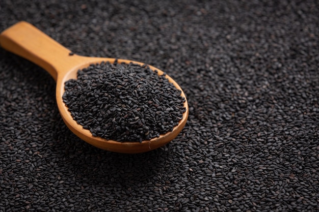 Free photo black sesame on dark background