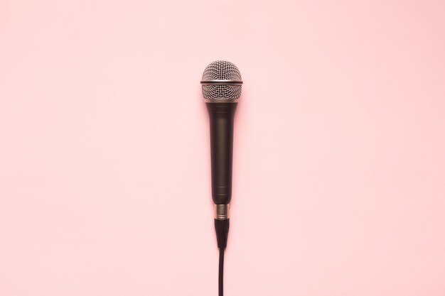 Черный и серебристый микрофон на розовом фоне