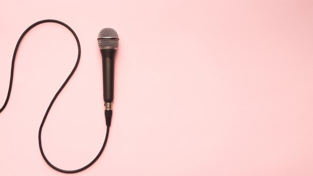 Черный и серебристый микрофон на розовом фоне