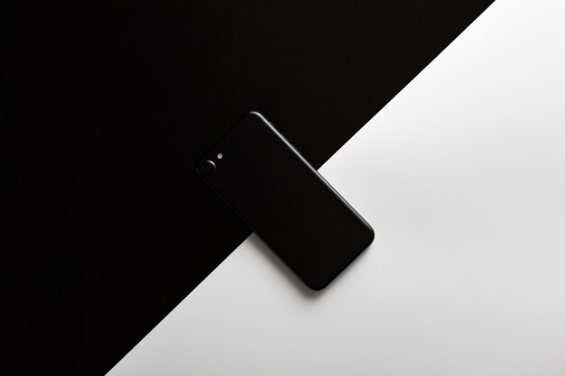 Черный смартфон на офисном столе