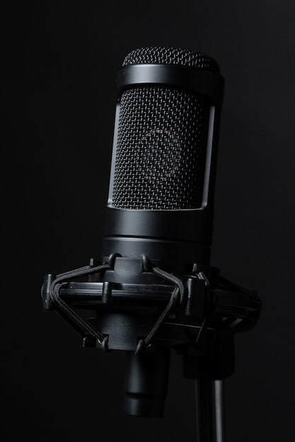 Черный стоящий микрофон в студии