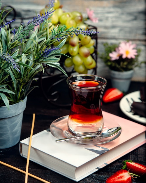 Черный чай в стакане армуду на столе