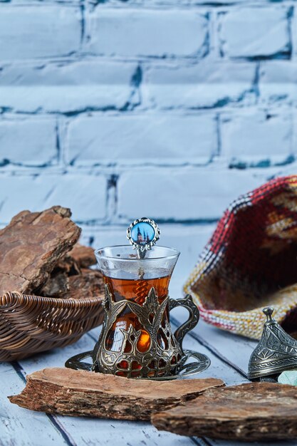 전통적인 유리 컵에 홍차와 푸른 나무 테이블에 쿠키
