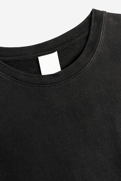 Foto gratuita t-shirt nera con etichetta di abbigliamento in bianco abbigliamento casual moda