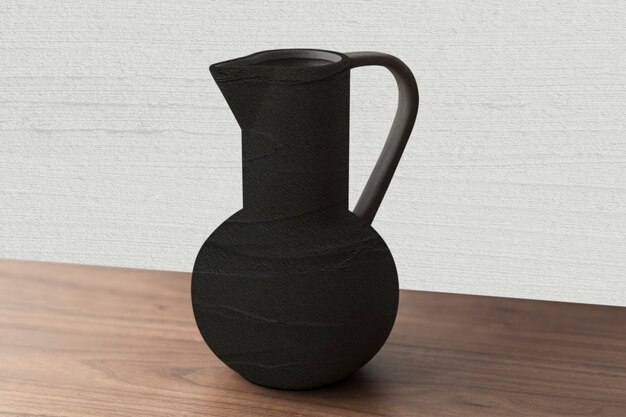 Черная фактурная керамическая ваза-кувшин на деревянном столе