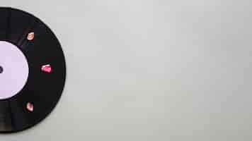Бесплатное фото Черная виниловая пластинка с драгоценными камнями
