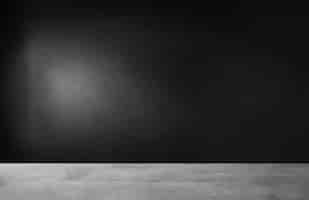 Бесплатное фото Черная стена в пустой комнате с бетонным полом