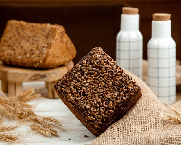 Pane bianco e nero con sesamo