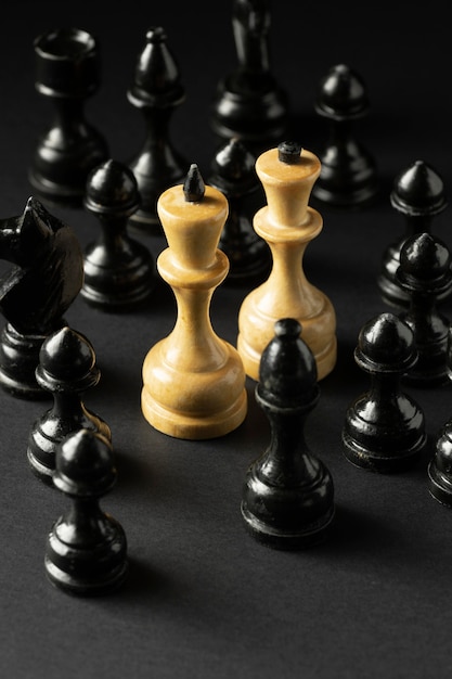 Черно-белые шахматные фигуры на черном фоне