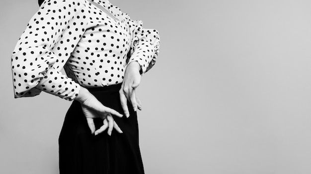 Free photo black and white flamenca dancer performing floreo