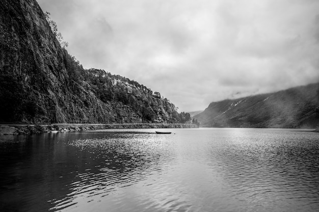 Черно-белый пейзаж с озером