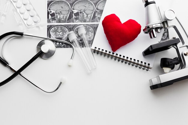Черно-белые медицинские инструменты и красное сердце