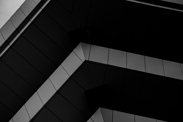 Черно-белое фото угла здания