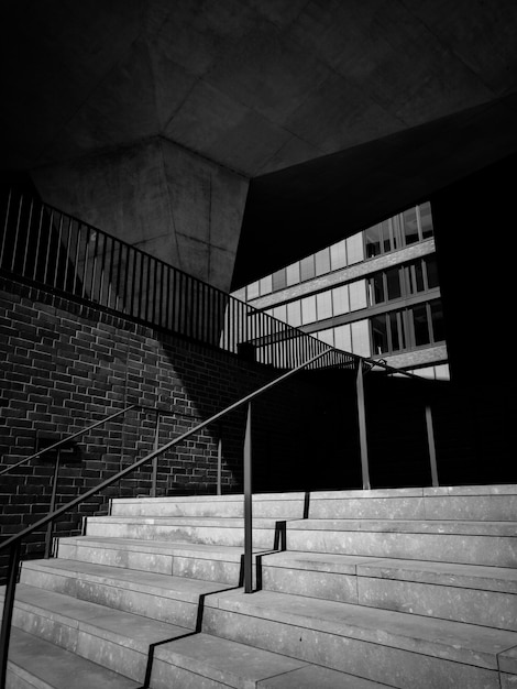 계단이있는 건물의 흑백 사진