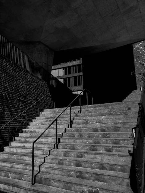 階段のある建物の黒と白の写真