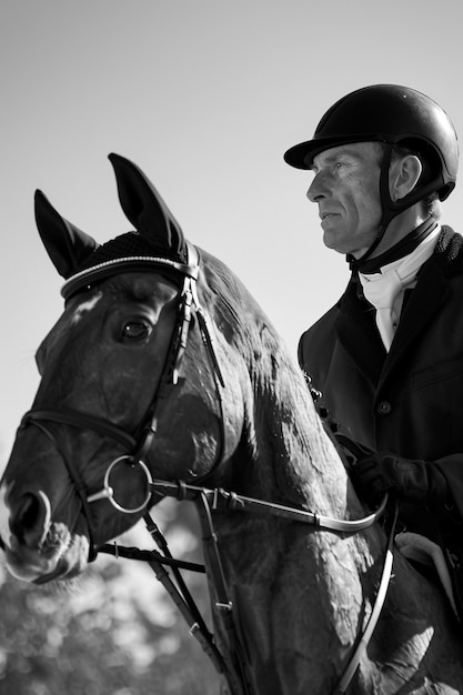 Foto gratuita black and white portrait of athlete participating in the olympic championship sports