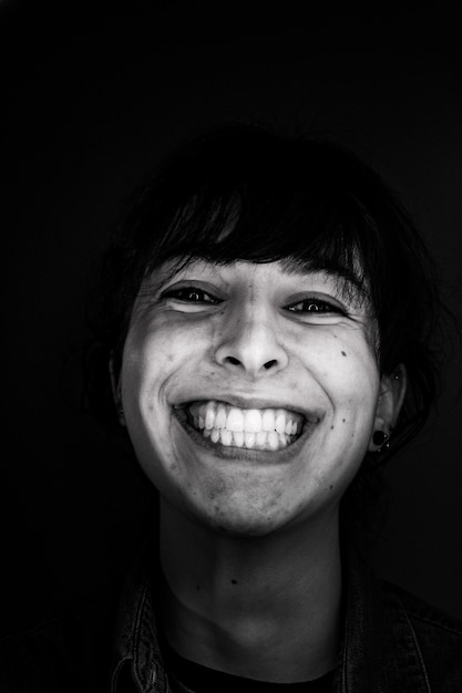 Foto gratuita ritratto in bianco e nero di donna sorridente