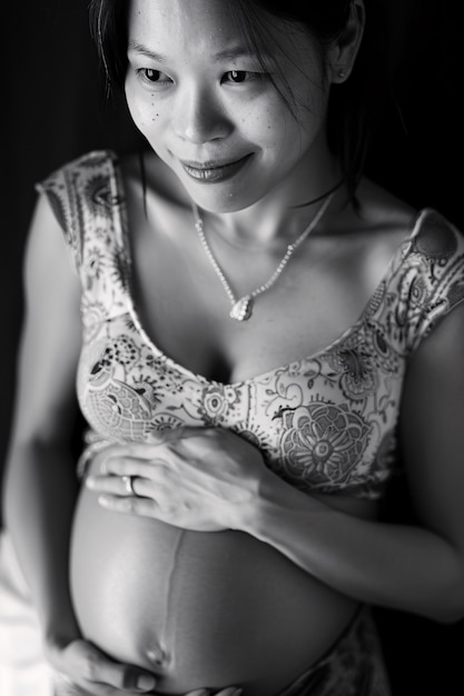 Free photo black and white portrait of woman expecting a baby