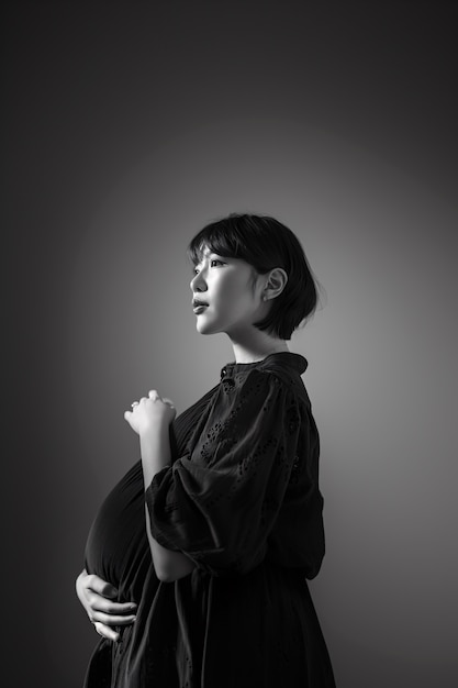 Free photo black and white portrait of woman expecting a baby