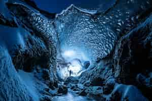 Foto gratuita grotta di neve in bianco e nero