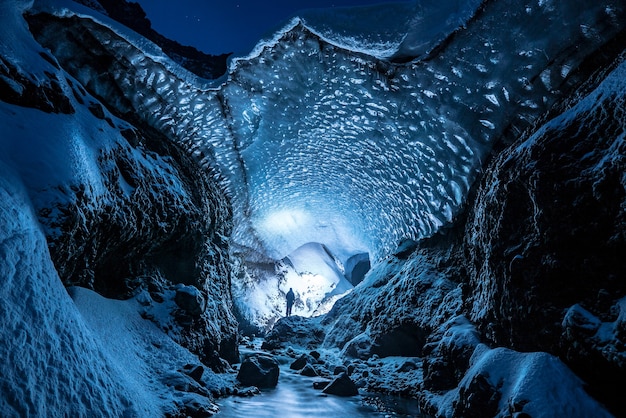 黒と白の雪の洞窟