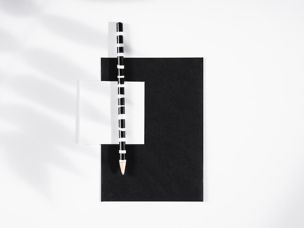 검은 종이에 검은 색과 흰색 줄무늬 연필