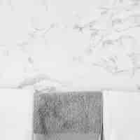 Foto gratuita asciugamani in bianco e nero su sfondo di marmo