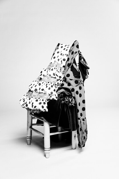 椅子に黒と白の伝統的なフラメンコドレス