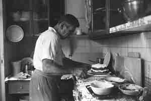 Foto gratuita black and white vintage portrait of man doing housework and household chores