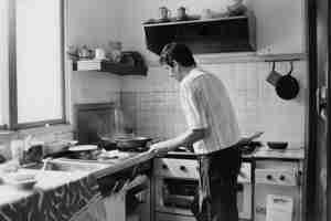 Foto gratuita black and white vintage portrait of man doing housework and household chores