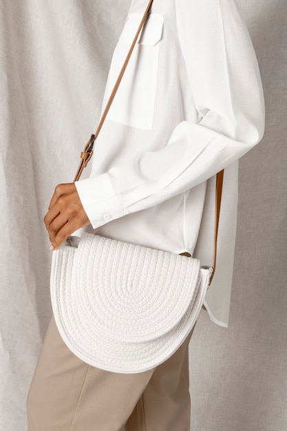 白い織り綿ロープバッグのモックアップを運ぶ黒人女性