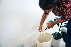 Free photo black woman cleaning room