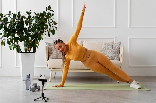 Free photo black woman doing fitness at home