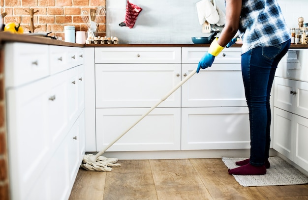 Foto gratuita donna di colore che fa le faccende domestiche