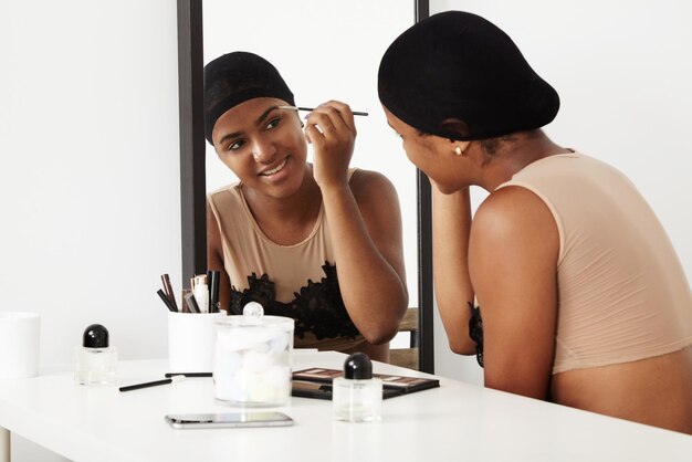 Черная женщина макияж ее лицо в зеркале повседневной жизни
