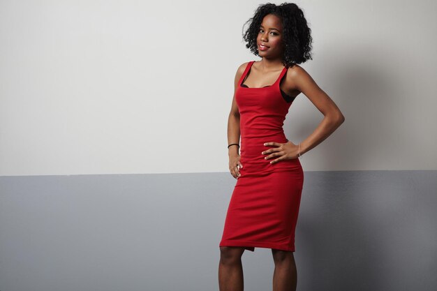아름다움 몸을 보여주는 빨간 드레스에 흑인 여성