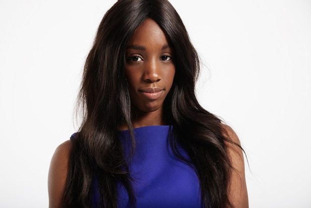 Портрет черной женщины с длинными здоровыми прямыми волосами