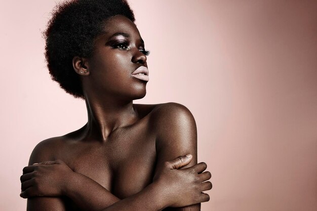 Черная женщина с металлическими тенями для век и ярко-розовыми губами