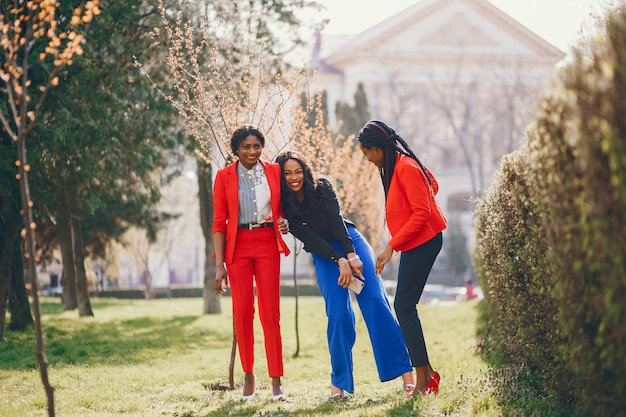 Donne nere in un parco