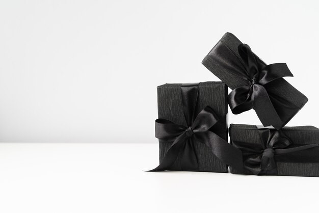 Черные упакованные подарки на простом фоне
