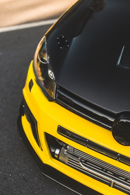 Foto gratuita autotuning giallo nero di stile di sport di un'automobile.