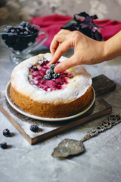 Foto gratuita torta di ricotta blackberry