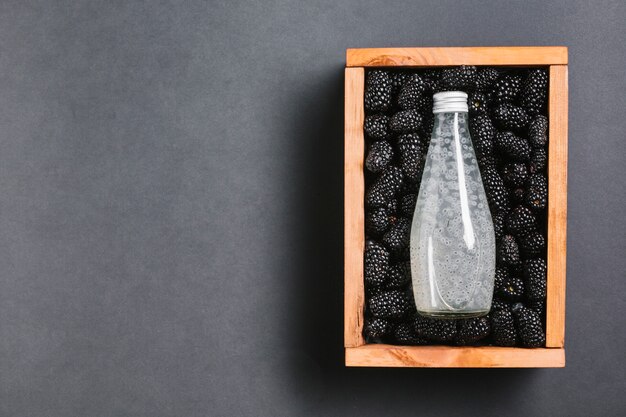 ブラックベリージュースボトル、木製の箱