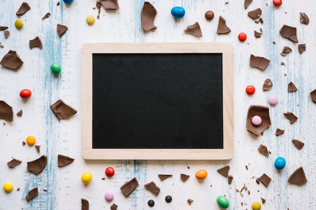 Free photo blackboard amidst chocolate and sweets