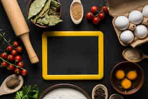 Foto gratuita lavagna tra ingredienti da cucina